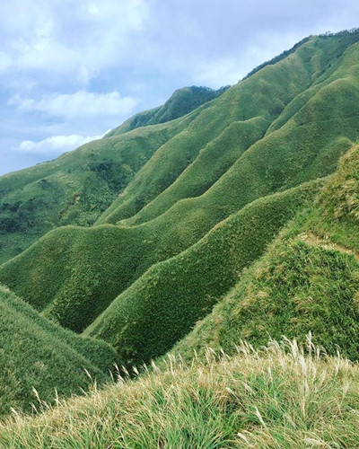 Qua ống kính của nhiếp ảnh gia Nhật Bản Kobayashi Kenzo, mọi người có thể cảm nhận được sự quyến rũ của núi matcha, khám phá thêm vẻ đẹp chưa được biết đến của ngọn núi này.
