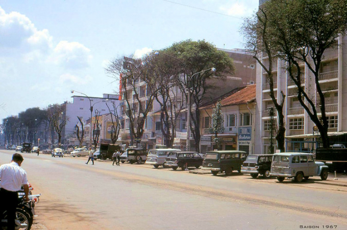 Khung cảnh trên đại lộ Lê Lợi, gần ngã tư tư Lê Lợi - Pasteur, Sài Gòn năm 1967.