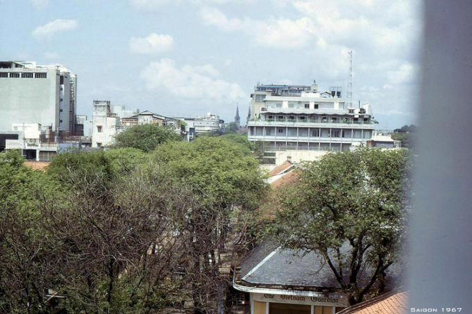 Đường Tự Do (nay là đường Đồng Khởi) rợp bóng cây nhìn từ ban công một khách sạn trên đường Tự Do.