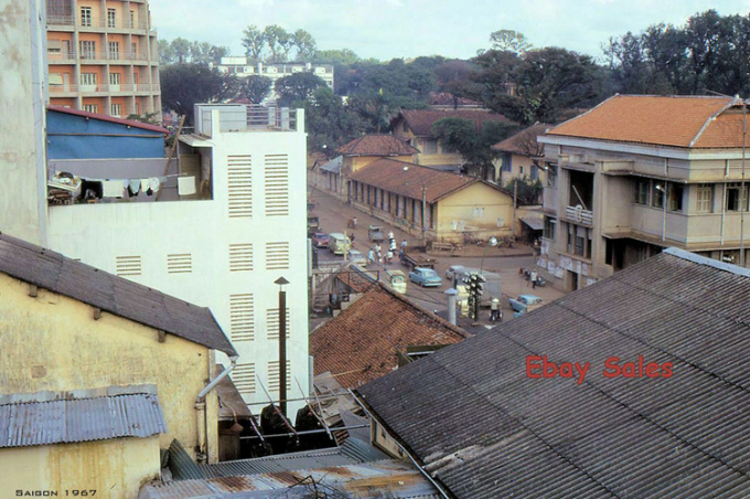 Đường Hai Bà Trưng nhìn từ trên cao, bên phải là trụ sở Công ty Điện lực Sài Gòn, góc trên bên trái là cư xá Brinks.