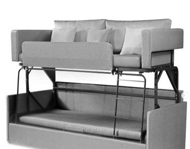 Sofa dễ dàng biến thành giường tầng khi cần thiết. Nguồn ảnh: Brightside.
