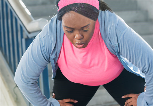 Khó thở: Những người béo phì thường gặp khó khăn khi vận động. Phần mỡ thừa ở cổ và ngực khiến hơi thở trở nên ngắn và yếu. Do đó người bệnh sẽ cảm thấy khó thở.