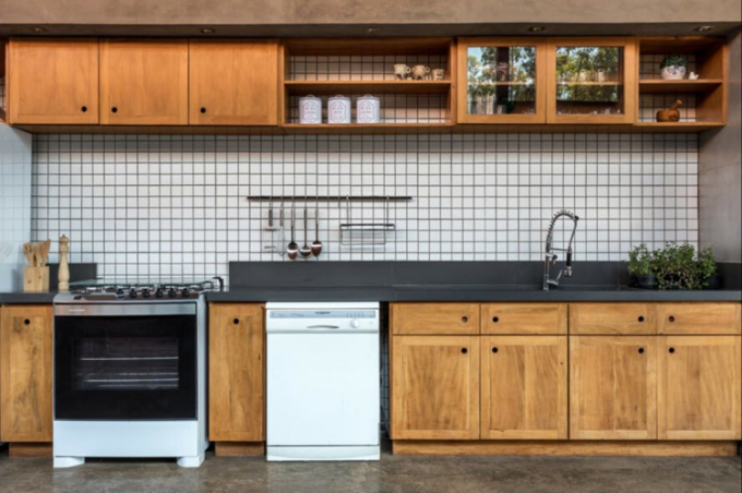 Khu bếp sử dụng nội thất gỗ đơn giản.