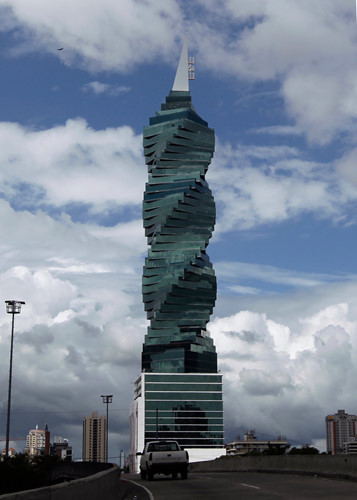 Tháp F&F, Panama City được coi là công trình biểu tượng của bang Florida, bao gồm 53 tầng với chiều cao 236 m. Mỗi tầng đều có góc xoay 90 độ so với tầng dưới.