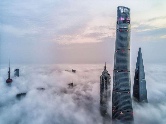 Tháp Thượng Hải là tòa tháp cao thứ 2 trên thế giới với chiều cao 632 m, 128 tầng. Tại đây, du khách có thể quan sát đường chân trời quanh thành phố từ trên cao ở góc 360 độ vượt qua các tầng mây.