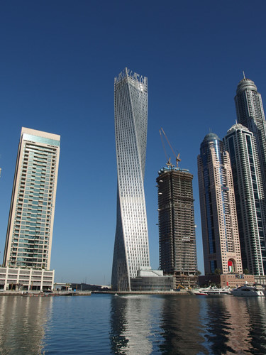 Tòa nhà chọc trời Cayan (Dubai) cao 306 m, mỗi tầng hiết kế xoay 1,2 độ, khiến tổng thể tòa tháp được xoay chính xác 90 độ.