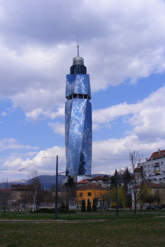 Tháp Avaz Twist (Bosnia và Herzegovina) cao 172 m với 39 tầng, từng được bình chọn là một trong 10 công trình đẹp nhất thế giới.