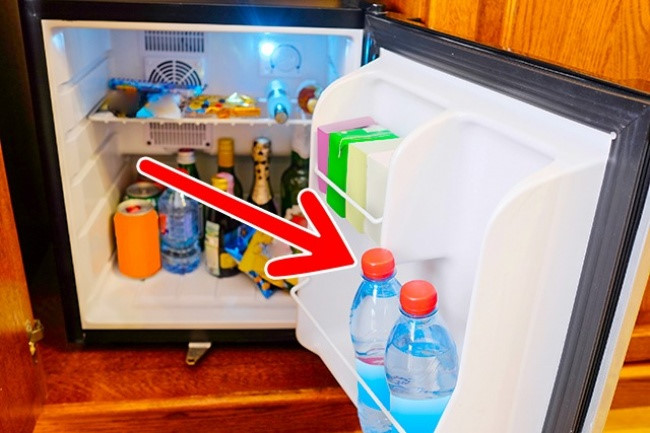 Phòng nào cũng có một chiếc tủ lạnh mini với vài đồ uống thông dụng. Tuy nhiên, đừng quên kiểm tra chai nước trong tủ để không bị mất tiền oan. Bởi có trường hợp, vị khách trước đã sử dụng chai nước và đổ rượu hoặc nước máy rồi nút chai lại như bình thường, để trong tủ lạnh.