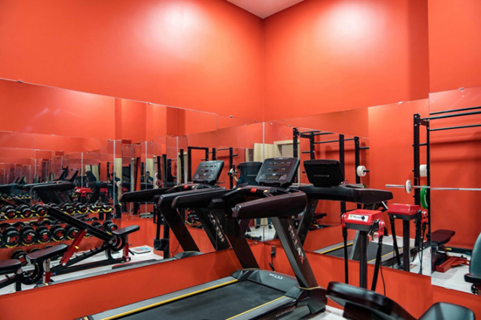 Là người chăm chỉ tập luyện, Quốc Trường không ngại đầu tư cả một phòng gym với nhiều máy móc hiện đại trong nhà.