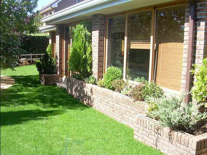 Một bãi cỏ xanh thể hiện sự trang nhã và phong cách của ngôi nhà. Ảnh: Sanvuondep.