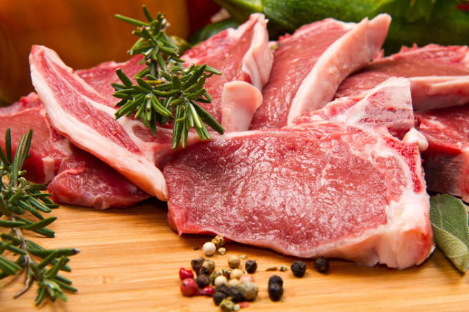 1. Thịt đỏ: Một nghiên cứu cho rằng những người tiêu thụ thịt đỏ hàng ngày có hàm lượng Trimethylamine N-oxide cao, một hóa chất liên quan đến bệnh tim. Các nhà nghiên cứu khác cũng tìm thấy mối liên hệ giữa việc thường xuyên ăn thịt đỏ và có nguy cơ bị đau tim hoặc đột quỵ.