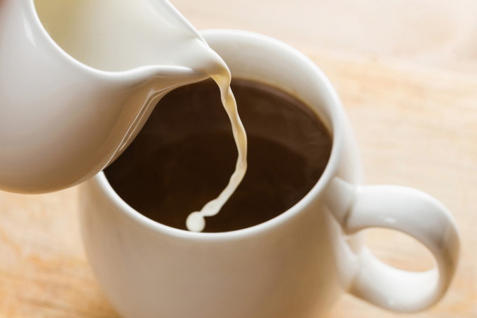 5. Kem cà phê: Kem cà phê thường chứa dầu hydro hóa một phần, một nguồn chất béo chuyển hóa phổ biến có thể làm tăng mức cholesterol. Nói chung, nếu bạn không thích cà phê đen, sữa là một lựa chọn tốt cho sức khỏe. Sữa thực vật thường là một thay thế tốt cho kem cà phê.