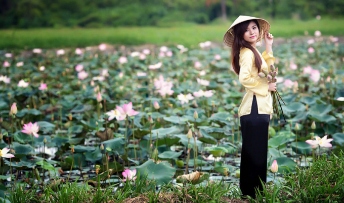 Nếu chọn chụp với áo bà ba, bạn nên mang theo chiếc nón trắng để chụp ảnh cùng sẽ rất đẹp.