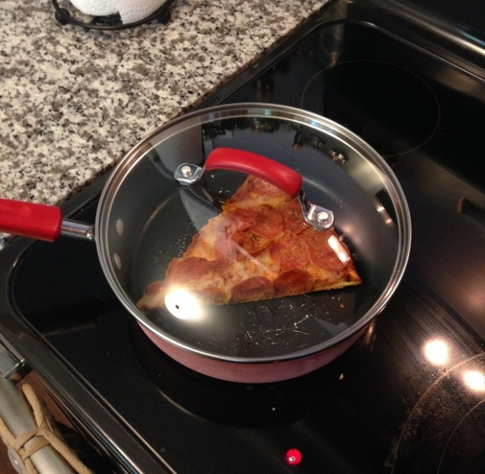 Để có lớp vỏ pizza giòn, bạn chỉ cần hâm nóng pizza ở nhiệt độ thấp trong chảo đậy kín nắp.