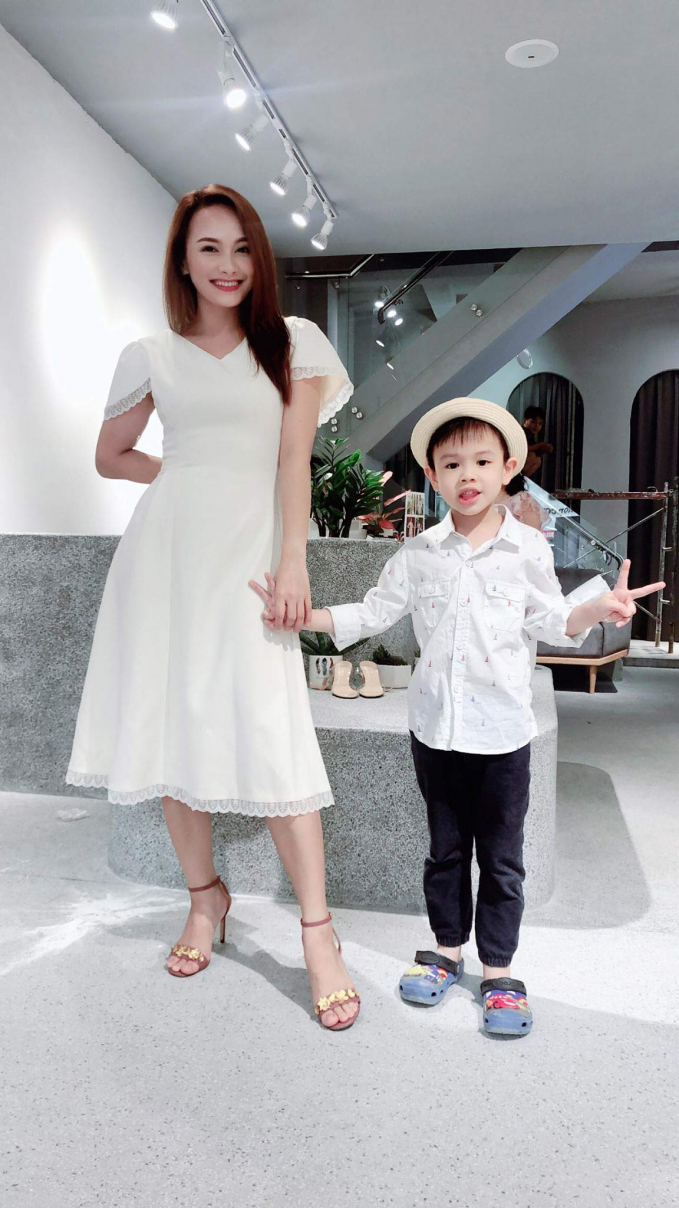 Hôm qua, ngày 15/6 tại Hà Nội đã diễn ra một sự kiện thời trang. Dù rất bận rộn với lịch quay phim và các dự án quảng cáo, nhưng diễn viên Bảo Thanh vẫn tranh thủ tới dự sự kiện cùng con trai cưng.