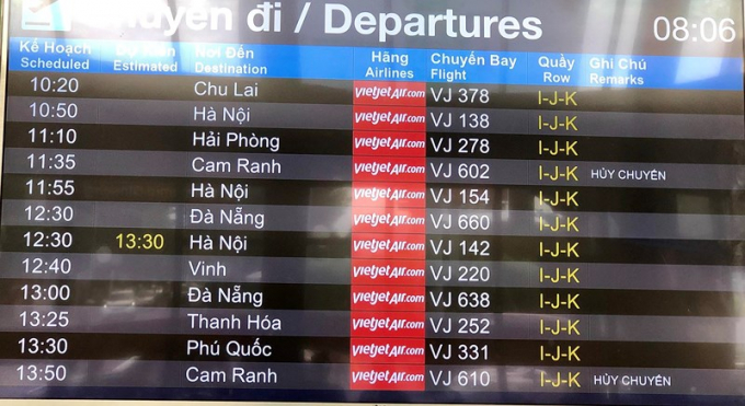 Bảng điện tử cập nhật một số chuyến bay của Vietjet bị hủy, lùi giờ bay tính đến 13 giờ 50 ngày 16-6. Ảnh: P.ĐIỀN
