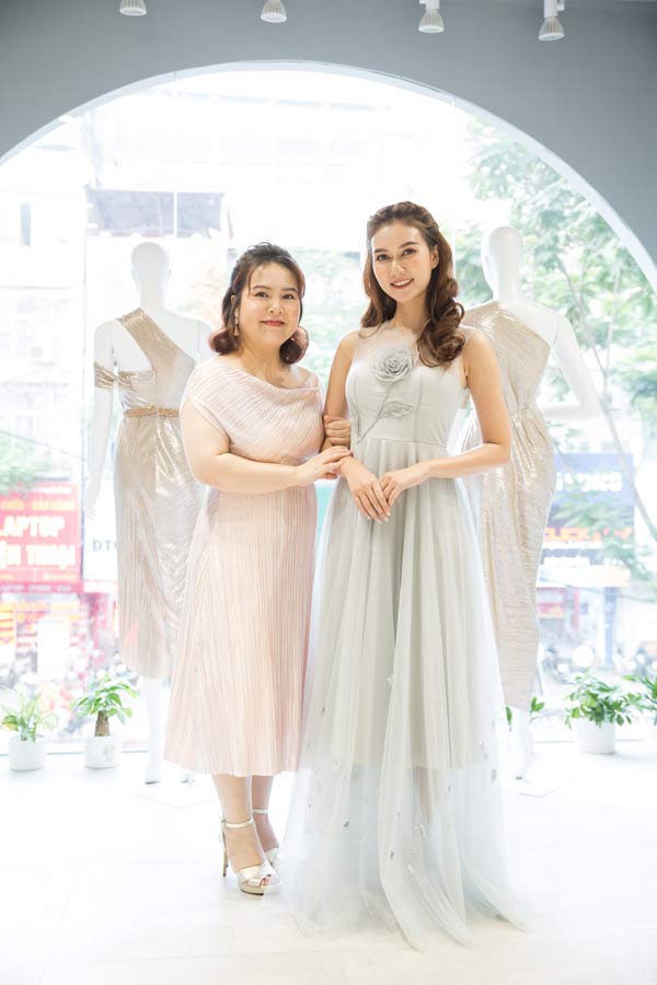 Hương Giang cũng thử nghiệm mẫu váy đầm dạ hội làm từ những lớp vải sheer mong manh. Chi tiết cánh hoa kết trên ngực tôn nét đẹp duyên dáng của người mặc.