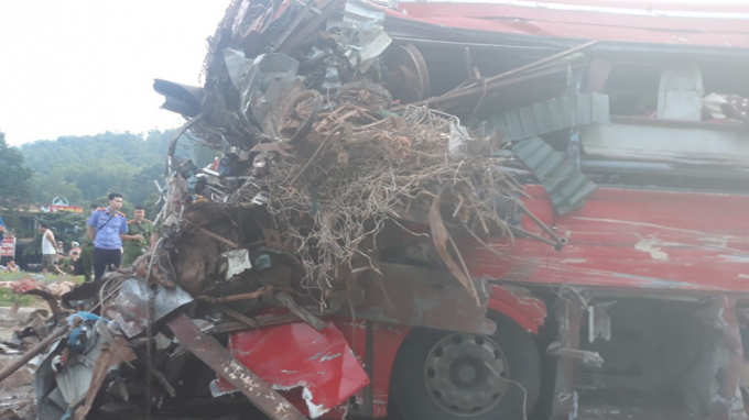 Hiện cơ quan chức năng của huyện Mai Châu, tỉnh Hòa Bình đã có mặt tại hiện trường để phân luồng giao thông và điều tra nguyên nhân vụ tai nạn.