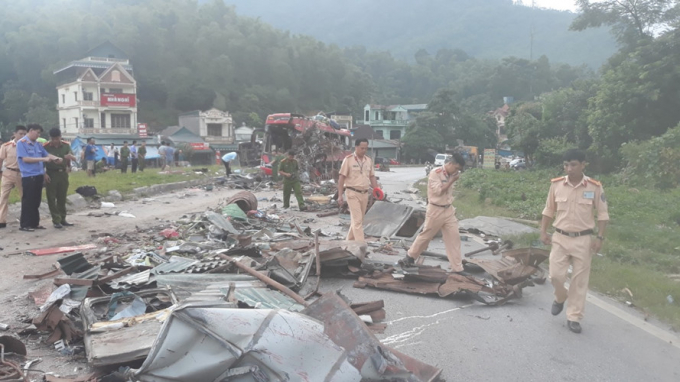 Lực lượng chức năng huyện Mai Châu, tỉnh Hòa Bình đã có mặt để phân luồng giao thông và điều tra nguyên nhân vụ tai nạn.