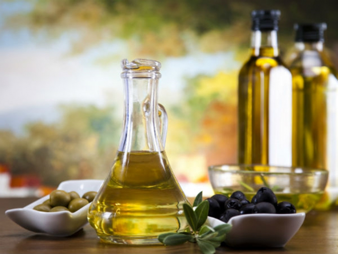 Dầu oliu: Theo các chuyên gia, dầu oliu chứa một lượng lidpid, tác dụng giảm bớt độc tố trong cơ thể, giúp cải thiện hoạt động của gan và kéo dài thời gian nghỉ ngơi của cơ quan này.