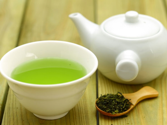 Trà xanh: Trong thành phần của trà xanh có catechin và flavonoid, giúp cơ thể chống lại một số bệnh ung thư cũng như bảo vệ sức khỏe của gan một cách hiệu quả.