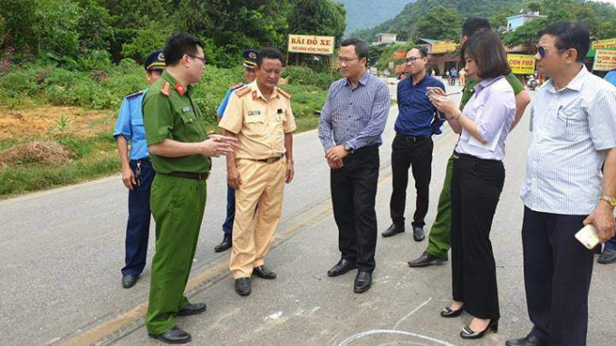 Ông Khuất Việt Hùng, Phó Chủ tịch chuyên trách, cùng đoàn công tác của Ủy ban ATGT Quốc gia tới hiện trường vụ tai nạn chỉ đạo ngành chức năng tỉnh Hòa Bình nhanh chóng điều tra, làm rõ nguyên nhân tai nạn