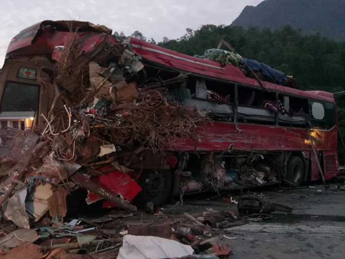 Vụ tai nạn xảy ra giữ xe khách và xe tải chở sắt vụn khiến nhiều người thương vong.