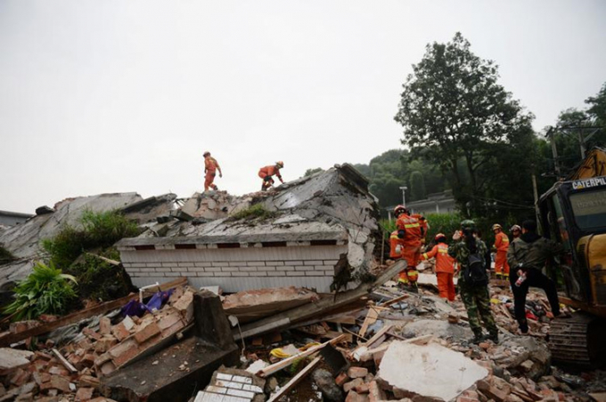 Theo thống kê, sau hơn 1 ngày xảy ra trận động 6 độ richter tại huyện Trường Ninh, cơ quan địa chất Trung Quốc đã đo được 77 đợt dư chấn có cường độ từ 2 độ richter trở lên. Ảnh: Reuters.