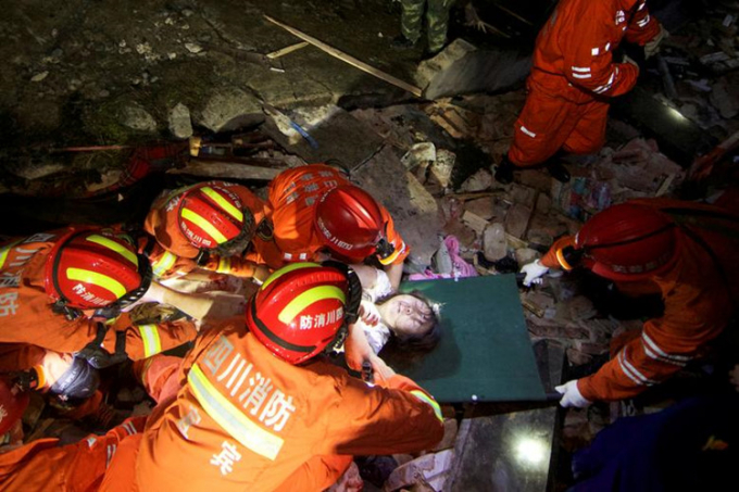 Lực lượng cứu hộ tiếp tục tìm kiếm người sống sót trong đống đổ nát sau trận động đất ở Tứ Xuyên. Ảnh: Reuters.