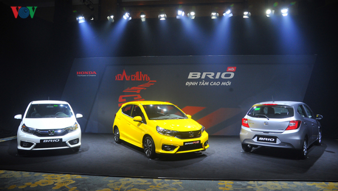 Honda Brio nhập khẩu nguyên chiếc từ Indonesia với 3 phiên bản gồm G, RS và RS 2 màu.