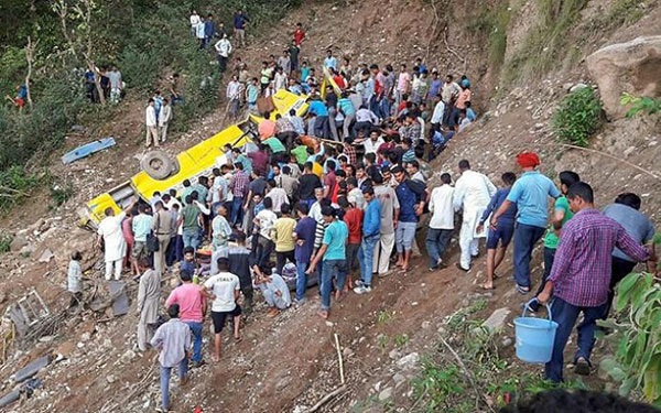 Hiện trường một vụ tai nạn xe buýt rơi xuống khe núi ở Ấn Độ (Ảnh minh hoạ: India TV)