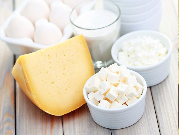 Các sản phẩm từ sữa ít chất béo như sữa chua và pho mát có chứa nhiều canxi và vitamin D, làm tăng sức mạnh của xương. Vitamin D rất cần thiết cho sự hấp thụ canxi và tăng cường hệ miễn dịch. Ảnh minh họa: Internet