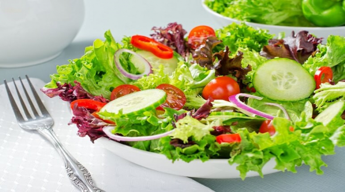 Salad cũng là thực phẩm bạn nên ăn nếu muốn giảm đau đầu bởi nó chứa đựng tất cả các chất dinh dưỡng phù hợp, giúp duy trì lượng đường trong máu ở mức ổn định. Ảnh: monngon.