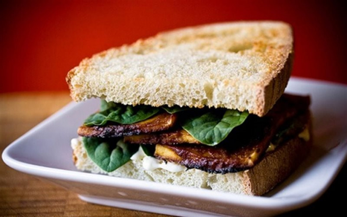 Một chiếc bánh sandwich sẽ là gợi ý hoàn hảo cho bạn để có được cả ba chất dinh dưỡng đa lượng trong một bữa ăn. Ảnh: cooky.