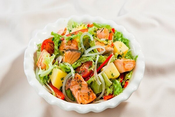 Bên cạnh đó, một lựa chọn ăn trưa dễ dàng khác là một món salad với nhiều rau, đậu, dầu ô liu và giấm ăn. Ảnh: lamthenao.