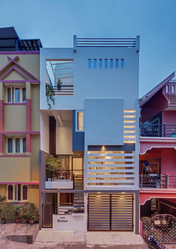 Nằm trên mảnh đất chia lô trong khu đô thị mới ở Bengaluru (Ấn Độ), ngôi nhà gặp bất lợi lớn là hướng chính Tây.