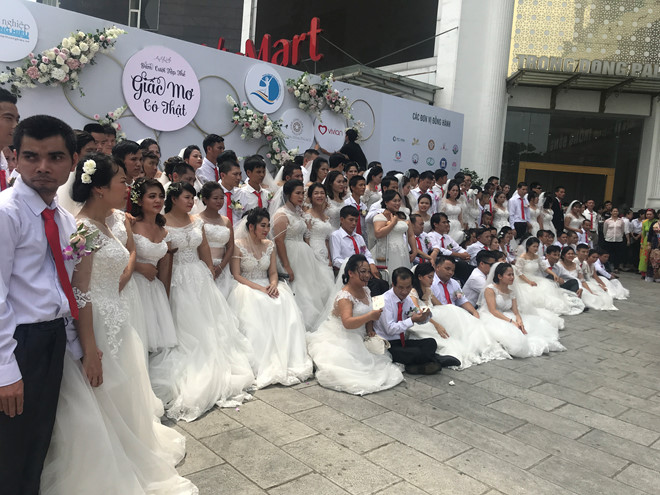 Đám cưới tập thể của 65 cặp đôi người khuyết tật ở Hà Nội. Ảnh: Thanh niên