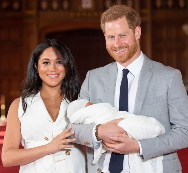 Vợ chồng Hoàng tử Harry và con trai mới sinh.