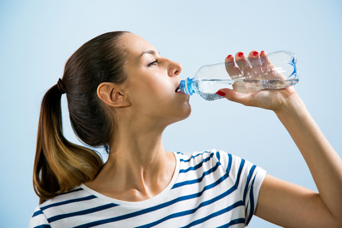 Một nghiên cứu cho thấy uống nước nửa giờ trước bữa ăn giúp giảm cân đạt hiệu quả đến 44% sau 3 tháng. Vì vậy, bạn hãy uống nước 30 phút trước bữa ăn để hạn chế gia tăng cân nặng không mong muốn. Ảnh: skinnyms.