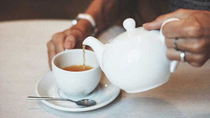 Để giảm cân, bạn có thể uống trà hoặc cà phê. 2 loại đồ uống này có chứa caffeine có thể giúp tăng cường trao đổi chất thêm 3% - 11%. Ảnh: healthline.