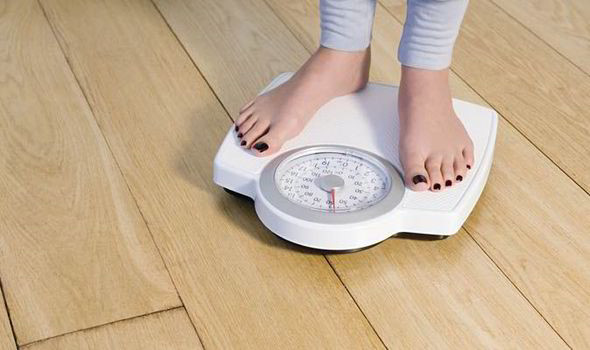 Các nghiên cứu cho thấy rằng những người tự cân trọng lượng mỗi ngày có nhiều khả năng giảm cân hơn và giữ cân nặng ấy trong một thời gian dài. Vì vậy, bạn hãy cân trọng lượng của mỗi ngày để kiểm soát được cân nặng của mình. Ảnh: express.