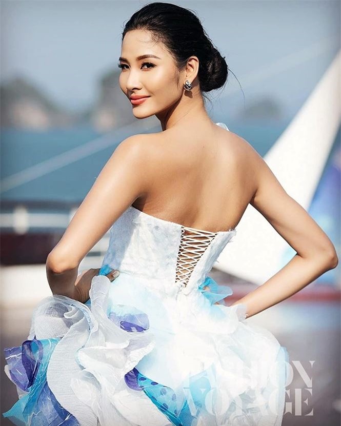 Á hậu Hoàng Thuỳ khoe lưng trần quyến rũ trong một show diễn thời trang trên đảo hoang ở Quảng Ninh.