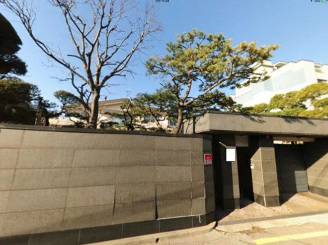 Ngôi nhà được Song Joong Ki mua vào hồi đầu năm 2017 với mức giá ước tính 10 tỷ won (khoảng 203 tỷ đồng).