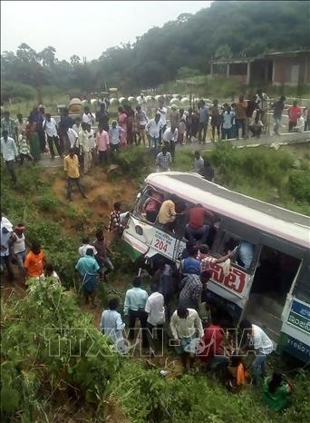 Hiện trường vụ tai nạn xe buýt chở người hành hương lao xuống hẻm núi tại huyện Jagtial, thuộc bang Telangana, miền nam Ấn Độ. Ảnh minh họa: AFP/TTXVN