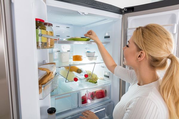 Hãy hạn chế mở tủ lạnh liên tục khi không cần thiết.