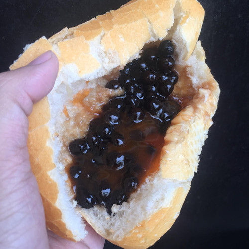 Bánh mì kẹp trân châu đường đen, liệu bạn có dám thử.