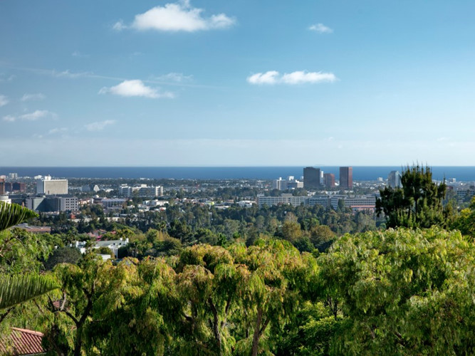 Từ dinh thự có thể ngắm cảnh trải dài từ trung tâm thành phố Los Angeles đến Thái Bình Dương.