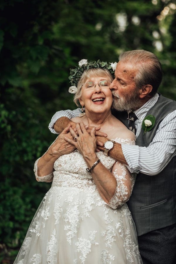 Hạnh phúc đến với mọi lứa tuổi và ảnh cưới của cặp đôi 60 tuổi chính là minh chứng cho điều đó. Họ đã có cuộc sống hôn nhân êm đẹp và tràn đầy niềm vui, đầy sự bền chặt bởi tình yêu mãnh liệt sau bao nhiêu năm tháng.