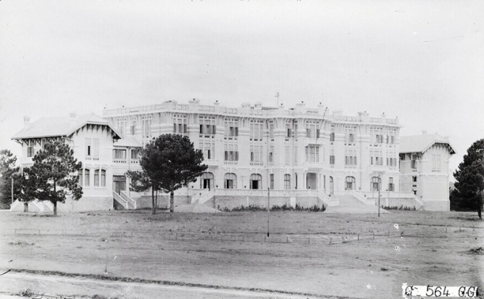 Toàn cảnh khách sạn Langbian Palace ở Đà Lạt thập niên 1920. Khách sạn được người Pháp xây dựng năm 1916 hoàn thành năm 1922, là cơ sở lưu trú lâu đời và sang trọng bậc nhất Đà Lạt.