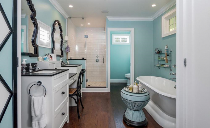 Phòng tắm chính của biệt thự mang phong cách cổ điển, được trang bị đầy đủ và được sơn màu xanh Tiffany chủ đạo.